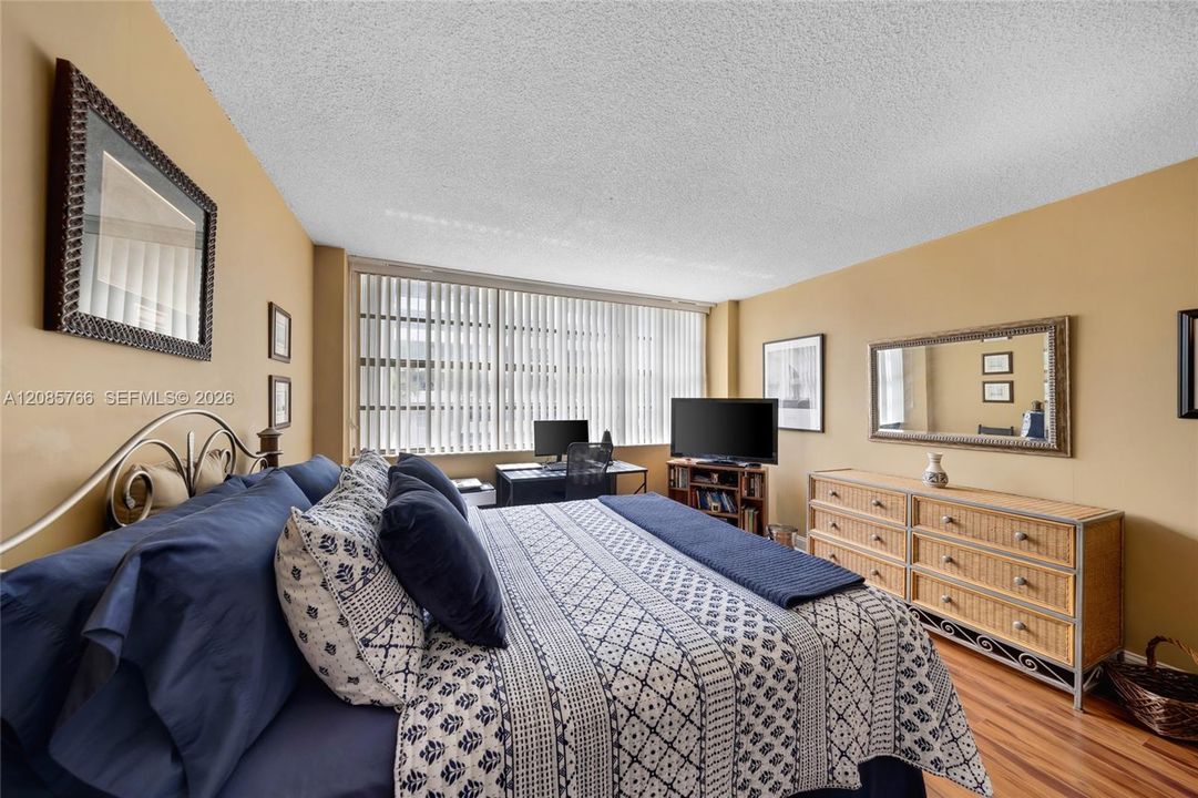 For Sale: $799,000 (2 beds, 2 baths, 1335 Square Feet)