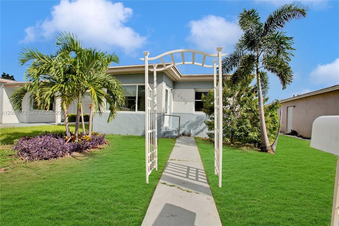 For Sale: $330,000 (2 beds, 1 baths, 792 Square Feet)