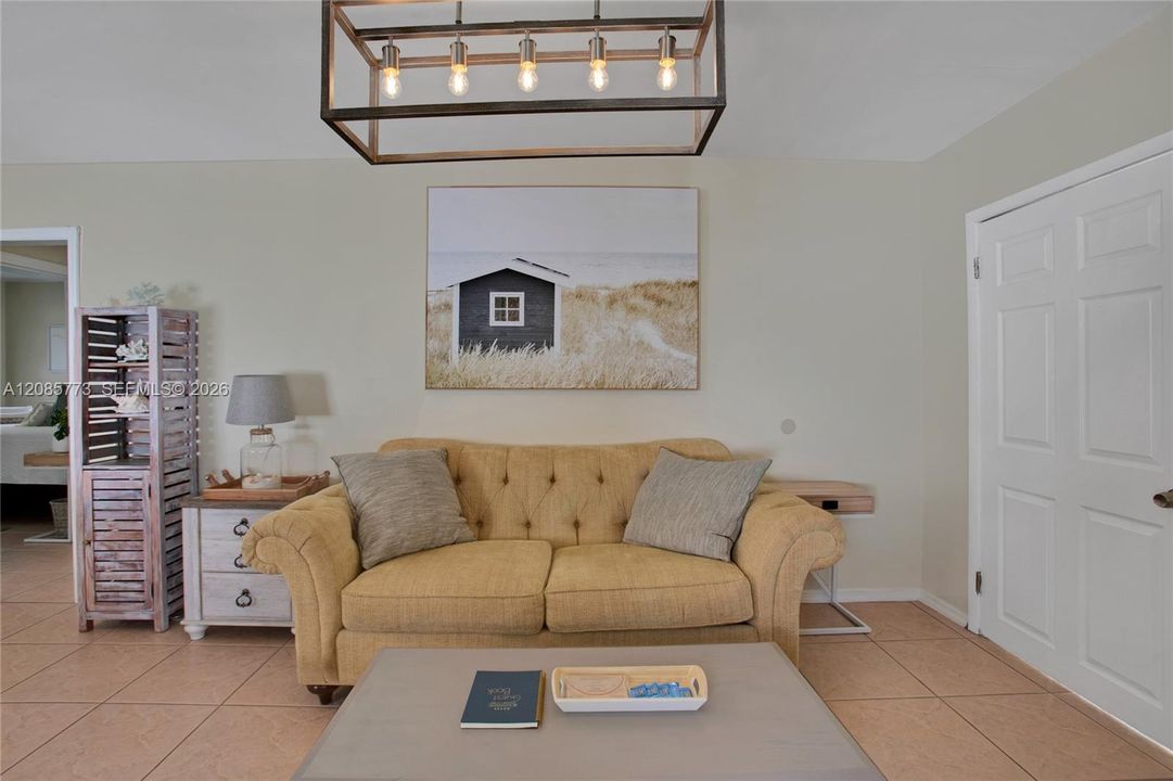 For Sale: $330,000 (2 beds, 1 baths, 792 Square Feet)