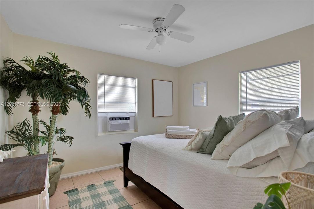 For Sale: $330,000 (2 beds, 1 baths, 792 Square Feet)