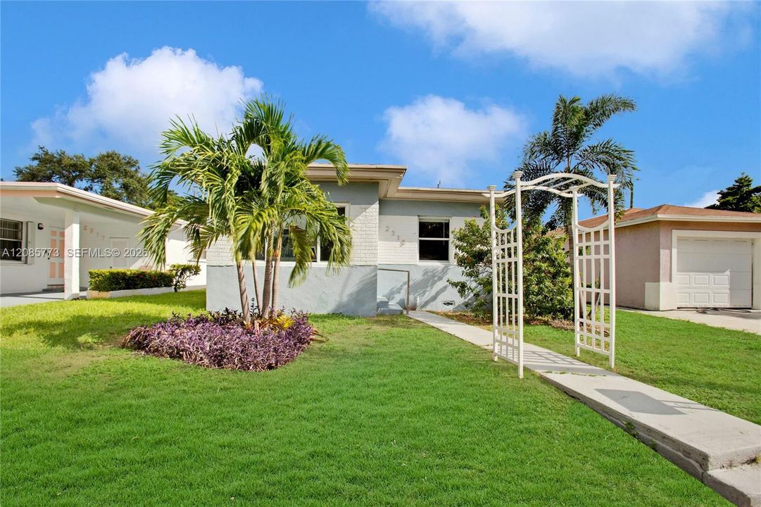 For Sale: $330,000 (2 beds, 1 baths, 792 Square Feet)
