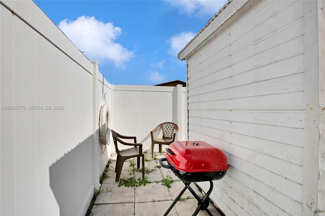 For Sale: $330,000 (2 beds, 1 baths, 792 Square Feet)
