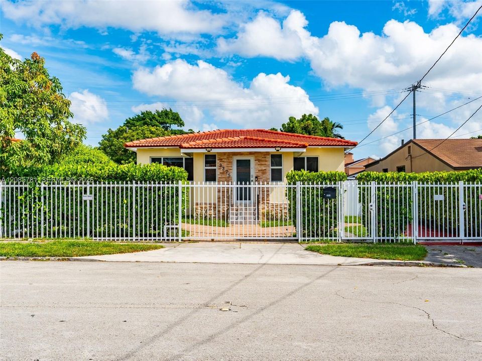 For Sale: $714,800 (2 beds, 1 baths, 1161 Square Feet)