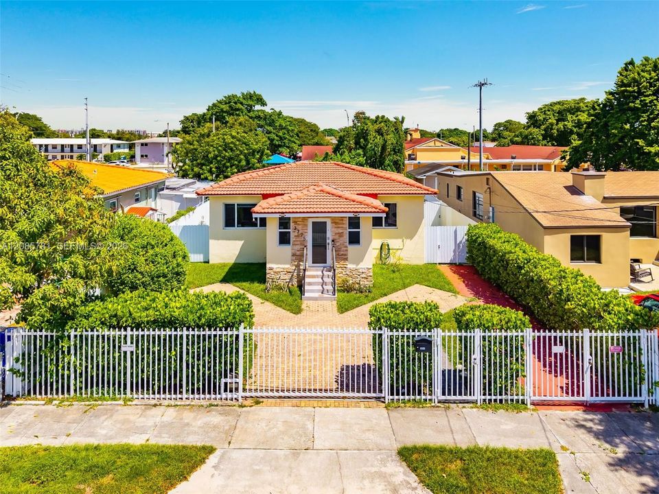 For Sale: $714,800 (2 beds, 1 baths, 1161 Square Feet)