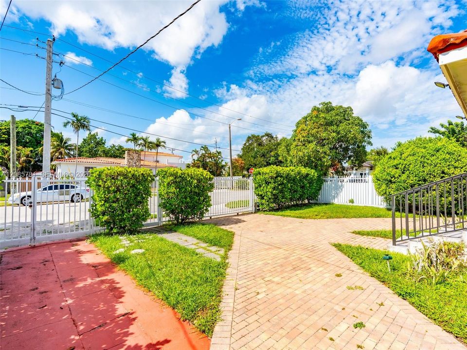 For Sale: $714,800 (2 beds, 1 baths, 1161 Square Feet)