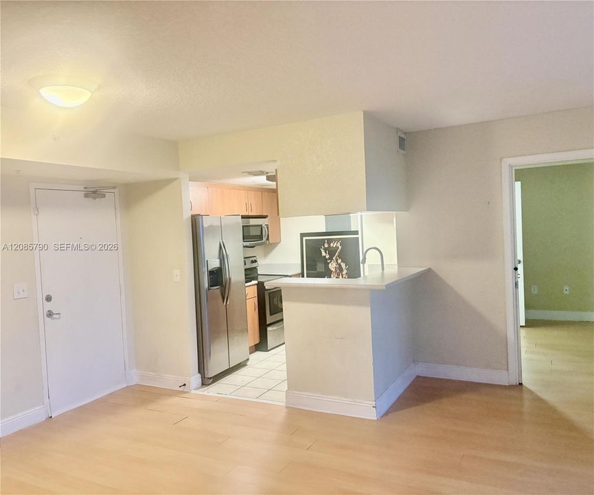 For Rent: $2,400 (2 beds, 2 baths, 882 Square Feet)