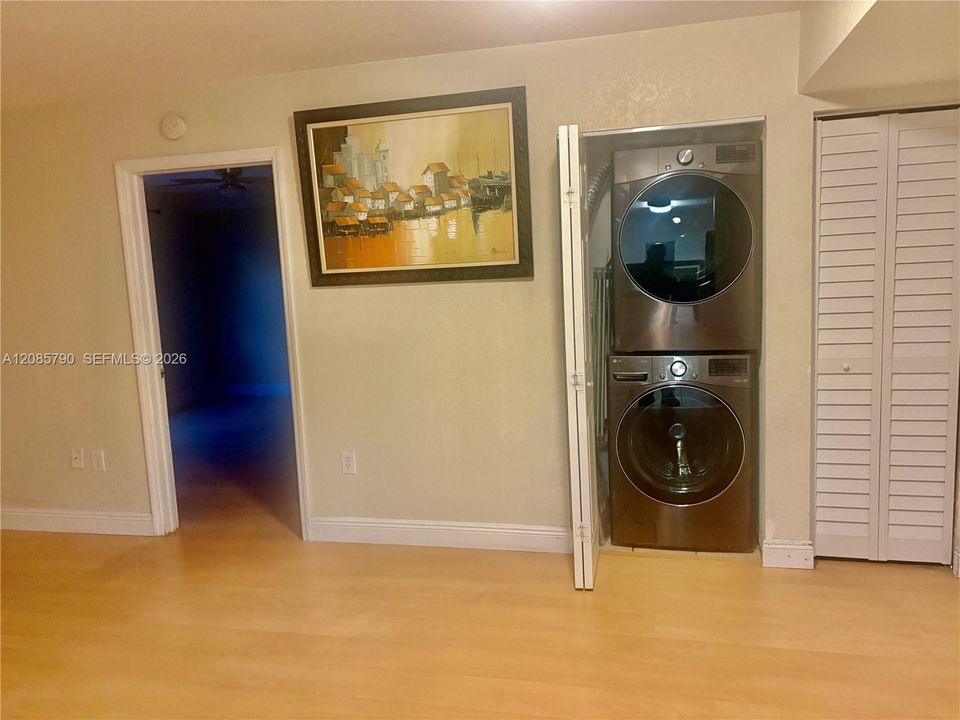 For Rent: $2,400 (2 beds, 2 baths, 882 Square Feet)