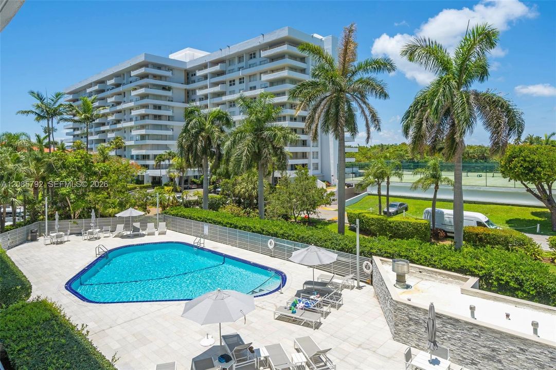 For Sale: $1,100,000 (2 beds, 2 baths, 1260 Square Feet)