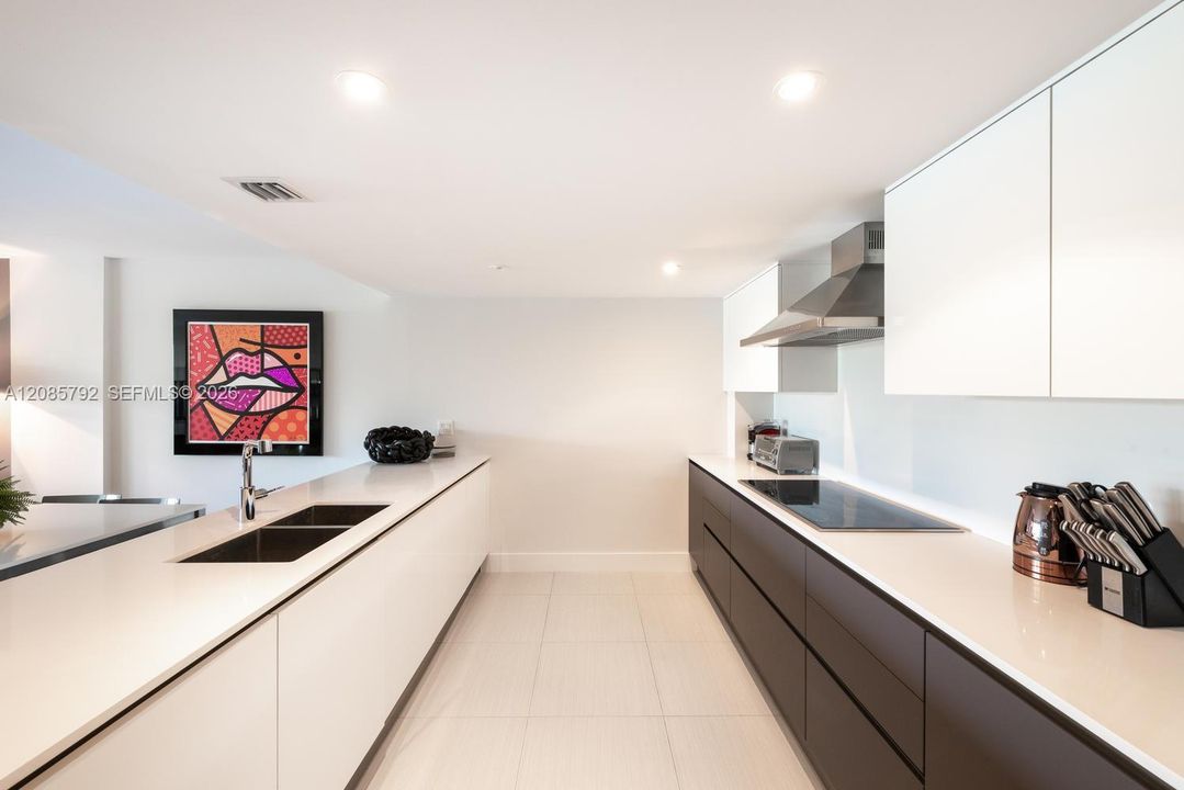 For Sale: $1,100,000 (2 beds, 2 baths, 1260 Square Feet)