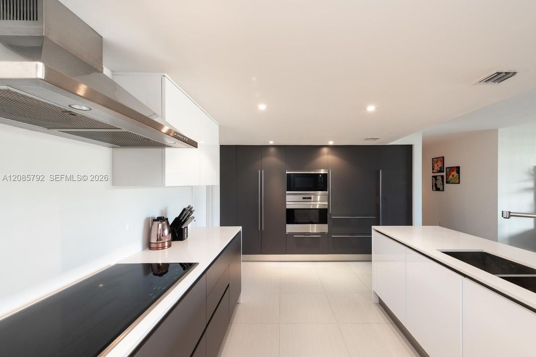 For Sale: $1,100,000 (2 beds, 2 baths, 1260 Square Feet)