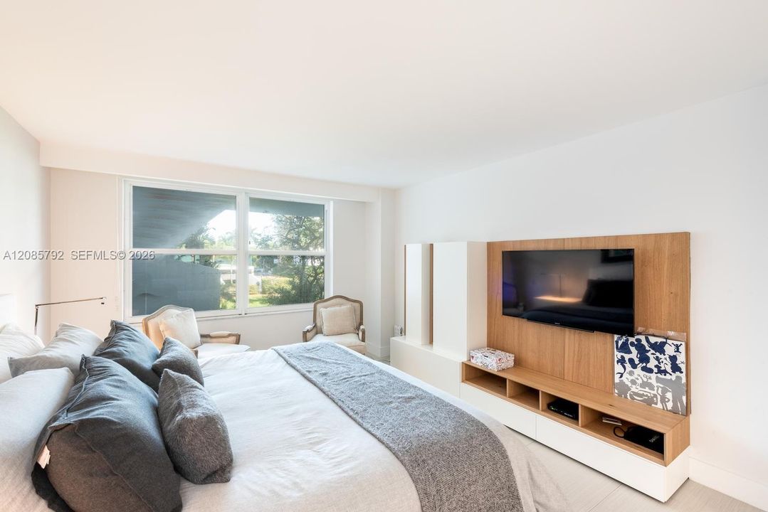 For Sale: $1,100,000 (2 beds, 2 baths, 1260 Square Feet)