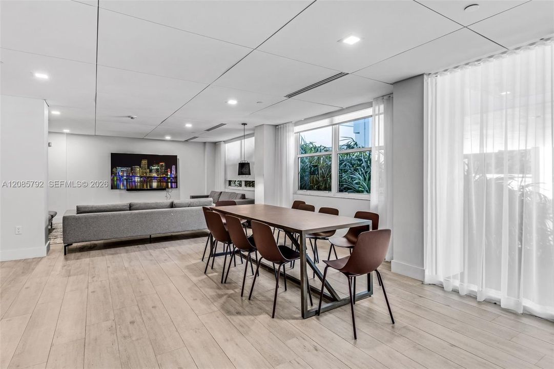 For Sale: $1,100,000 (2 beds, 2 baths, 1260 Square Feet)