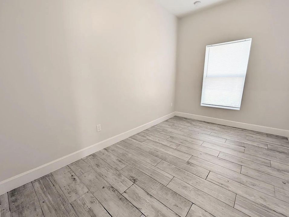 1566 W 26th Ct-9