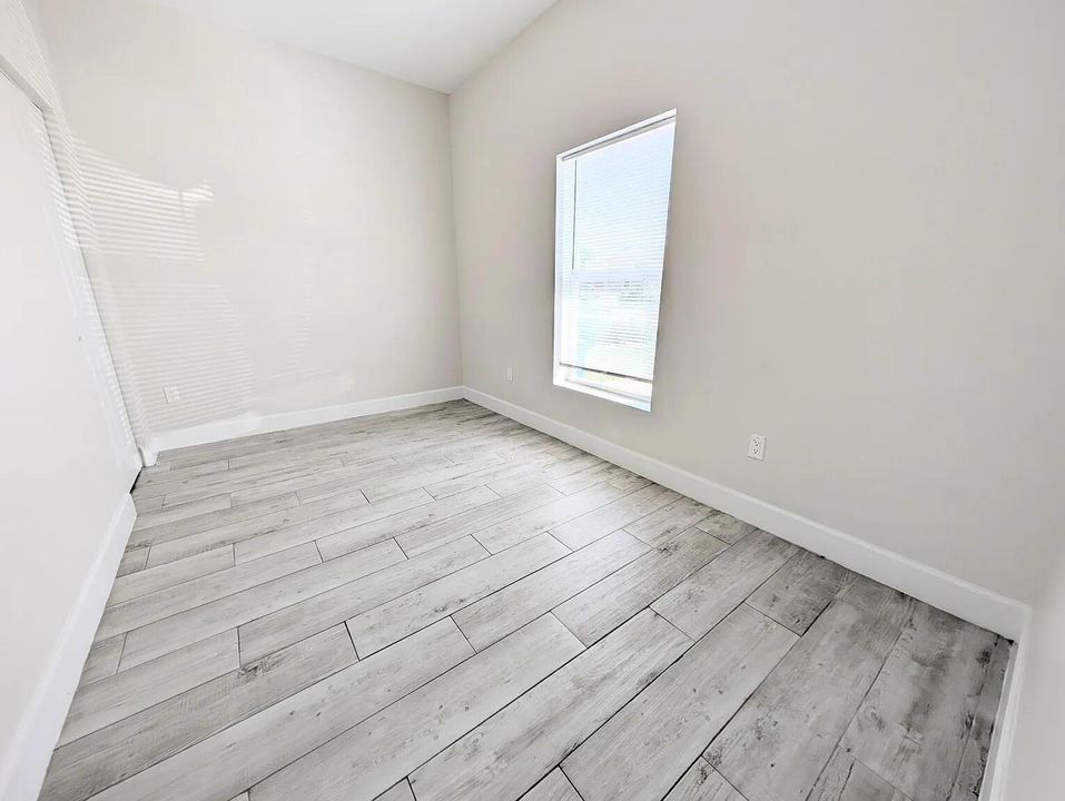 1566 W 26th Ct-10