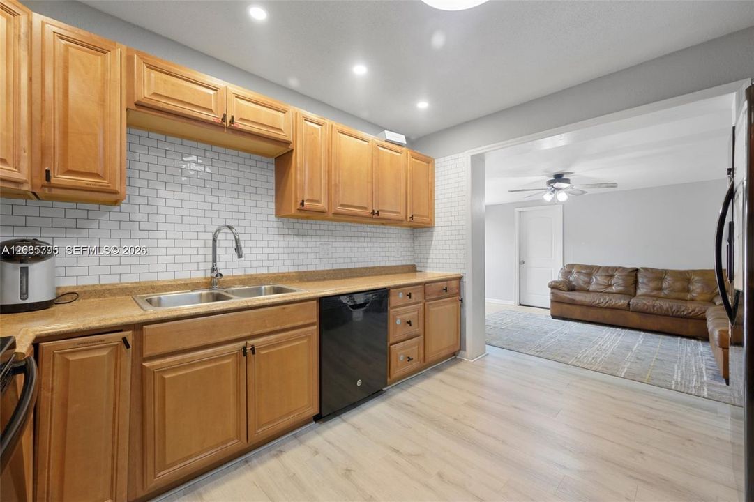 En Venta: $450,000 (4 camas, 2 baños, 1484 Pies cuadrados)