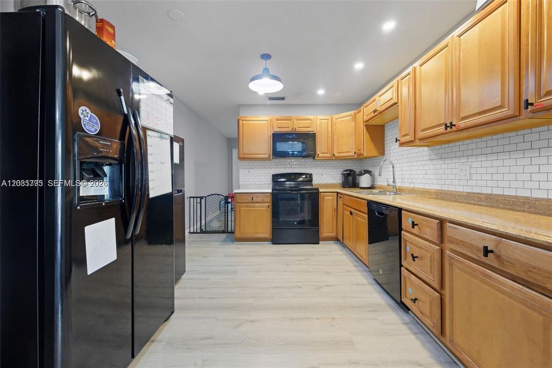 En Venta: $450,000 (4 camas, 2 baños, 1484 Pies cuadrados)