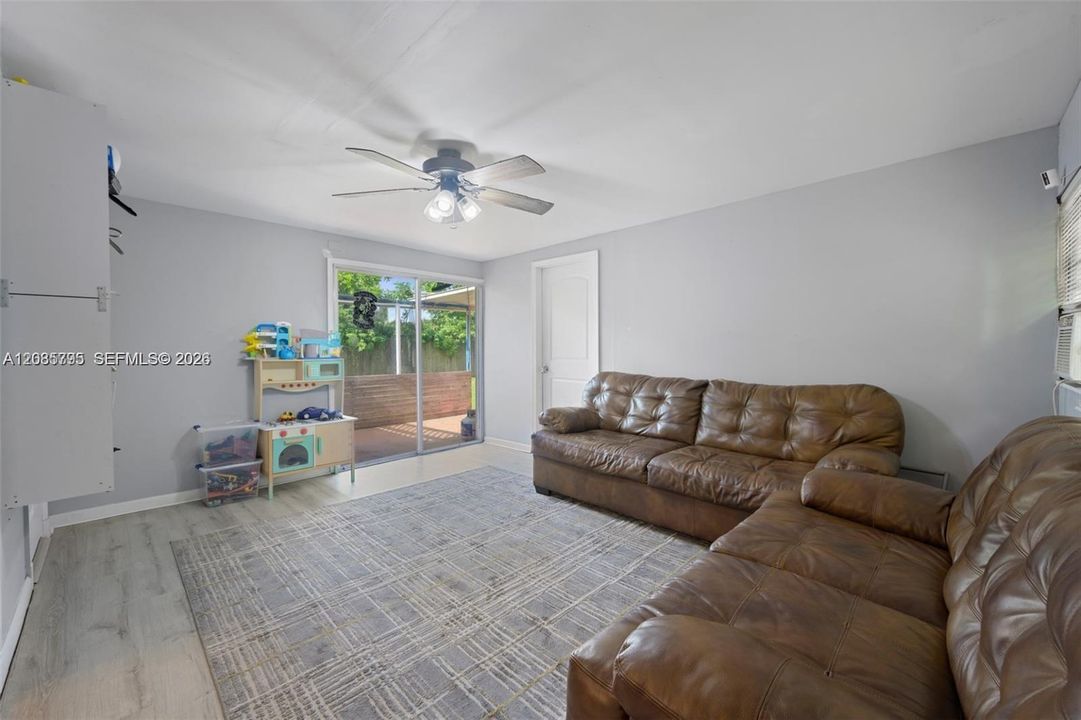 En Venta: $450,000 (4 camas, 2 baños, 1484 Pies cuadrados)