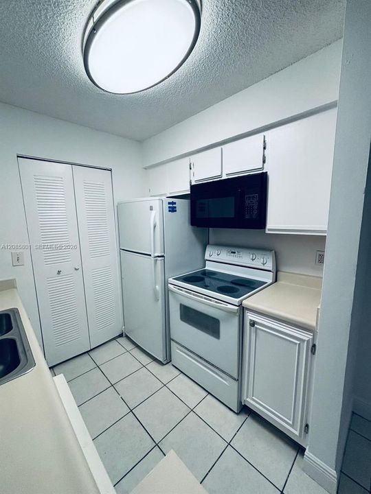 В аренду: $1,800 (2 спален, 1 ванн, 903 Квадратных фут)