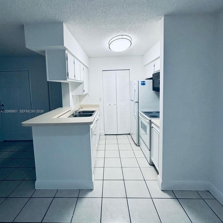В аренду: $1,800 (2 спален, 1 ванн, 903 Квадратных фут)