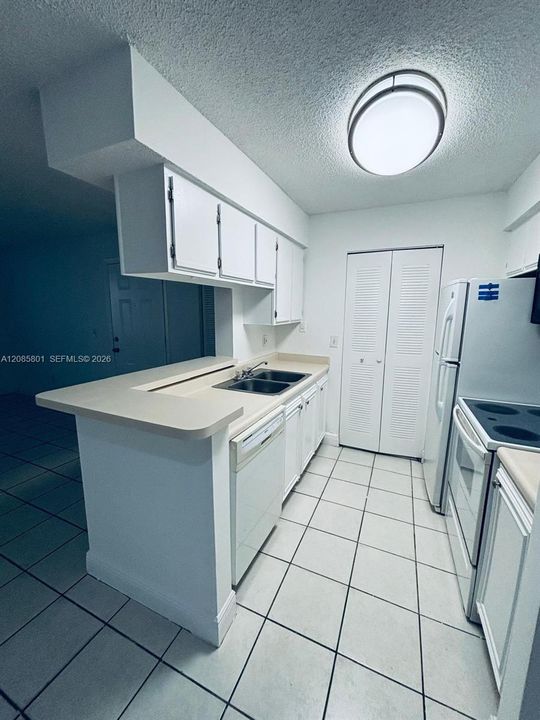 В аренду: $1,800 (2 спален, 1 ванн, 903 Квадратных фут)