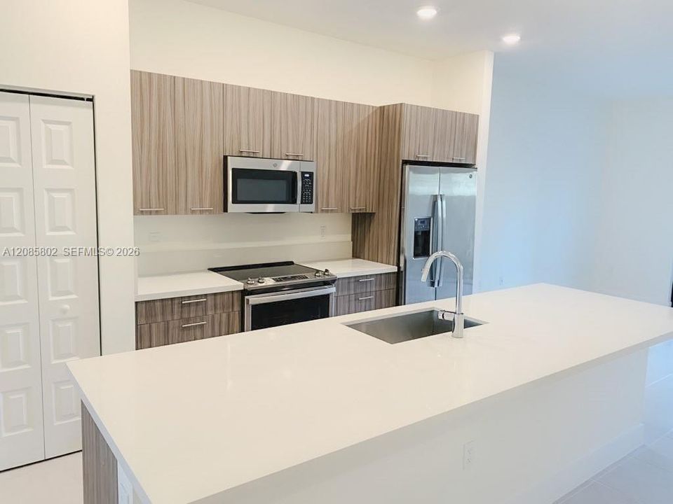 В аренду: $2,850 (2 спален, 2 ванн, 964 Квадратных фут)