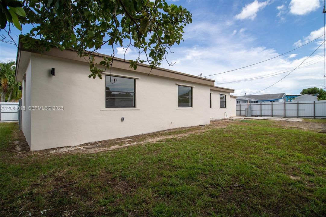 For Sale: $615,000 (5 beds, 3 baths, 1929 Square Feet)