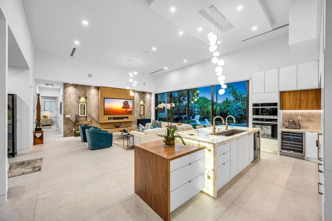 215 NE 28TH CT--31