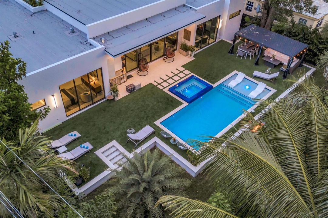 215 NE 28TH CT--1 (4)