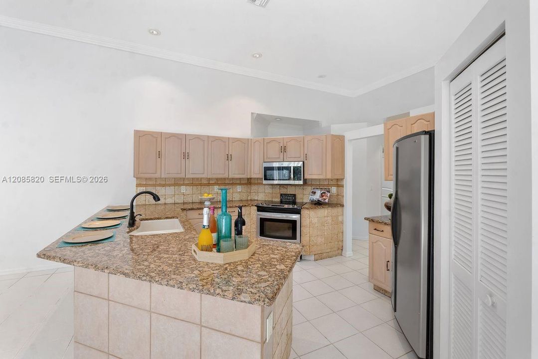 For Sale: $1,075,000 (5 beds, 3 baths, 2605 Square Feet)
