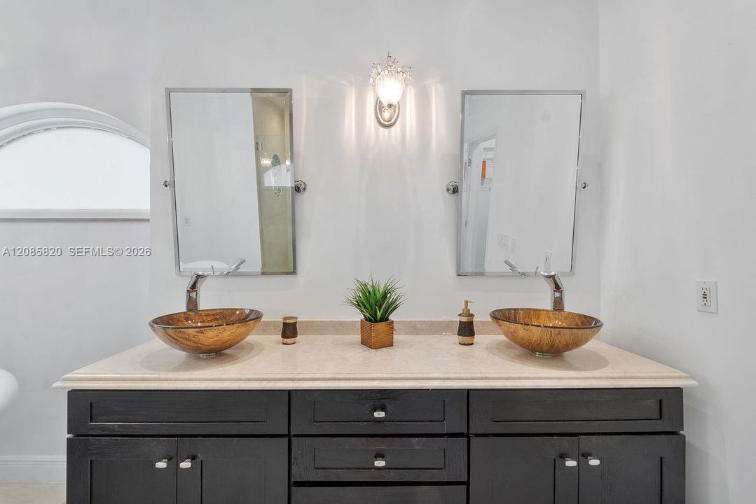 For Sale: $1,075,000 (5 beds, 3 baths, 2605 Square Feet)