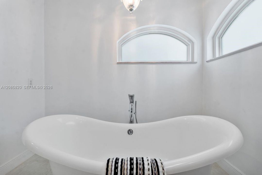 For Sale: $1,075,000 (5 beds, 3 baths, 2605 Square Feet)