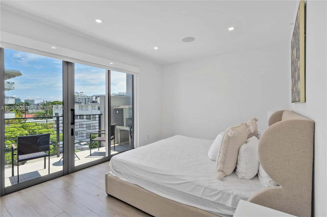 For Rent: $9,000 (4 beds, 3 baths, 3500 Square Feet)