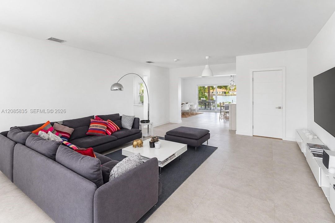 For Sale: $4,900,000 (4 beds, 3 baths, 2063 Square Feet)