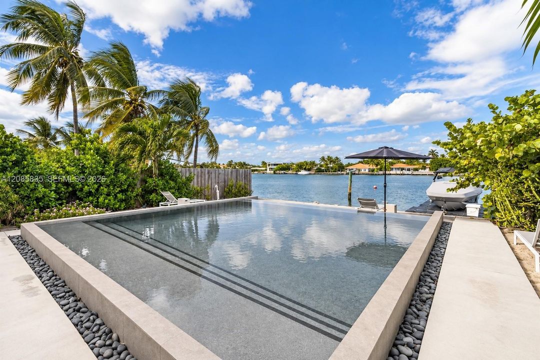 For Sale: $4,900,000 (4 beds, 3 baths, 2063 Square Feet)