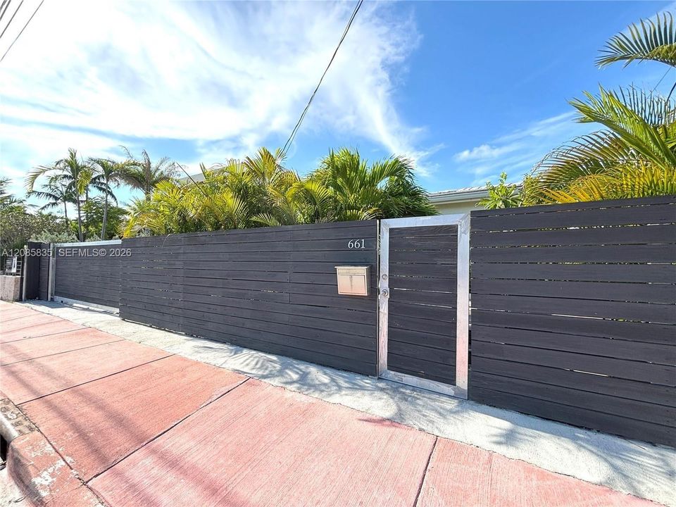 For Sale: $4,900,000 (4 beds, 3 baths, 2063 Square Feet)