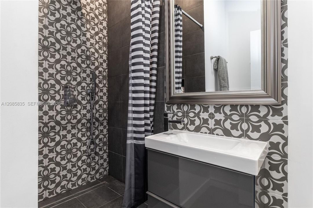 For Sale: $4,900,000 (4 beds, 3 baths, 2063 Square Feet)