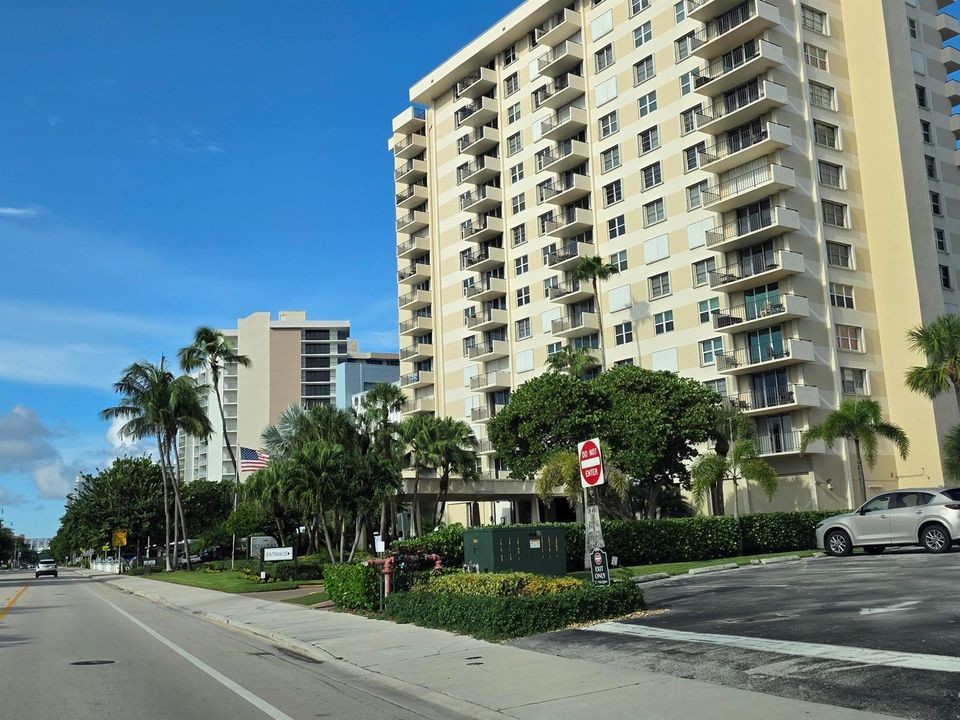 1900 S Ocean Blvd 15-K living and dining