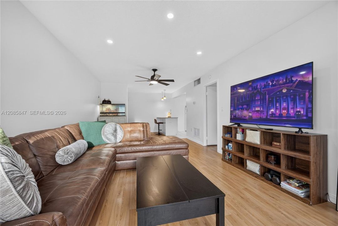 For Sale: $170,000 (1 beds, 1 baths, 670 Square Feet)