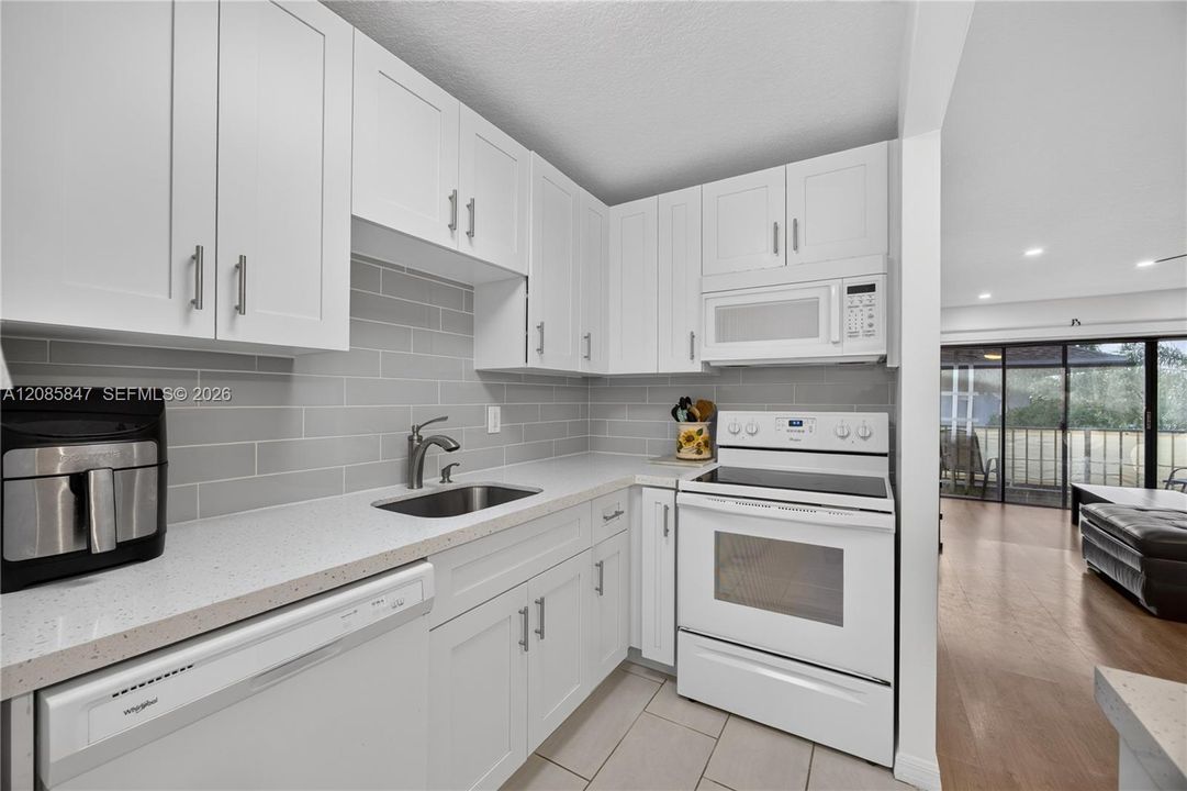 For Sale: $170,000 (1 beds, 1 baths, 670 Square Feet)