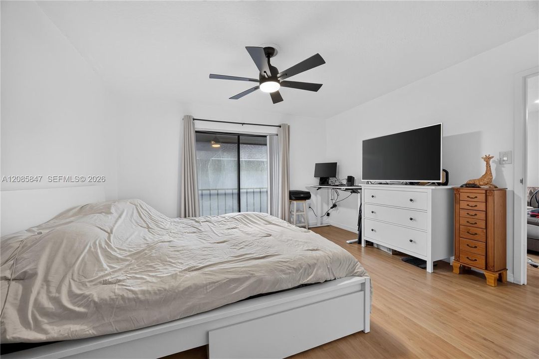 For Sale: $170,000 (1 beds, 1 baths, 670 Square Feet)
