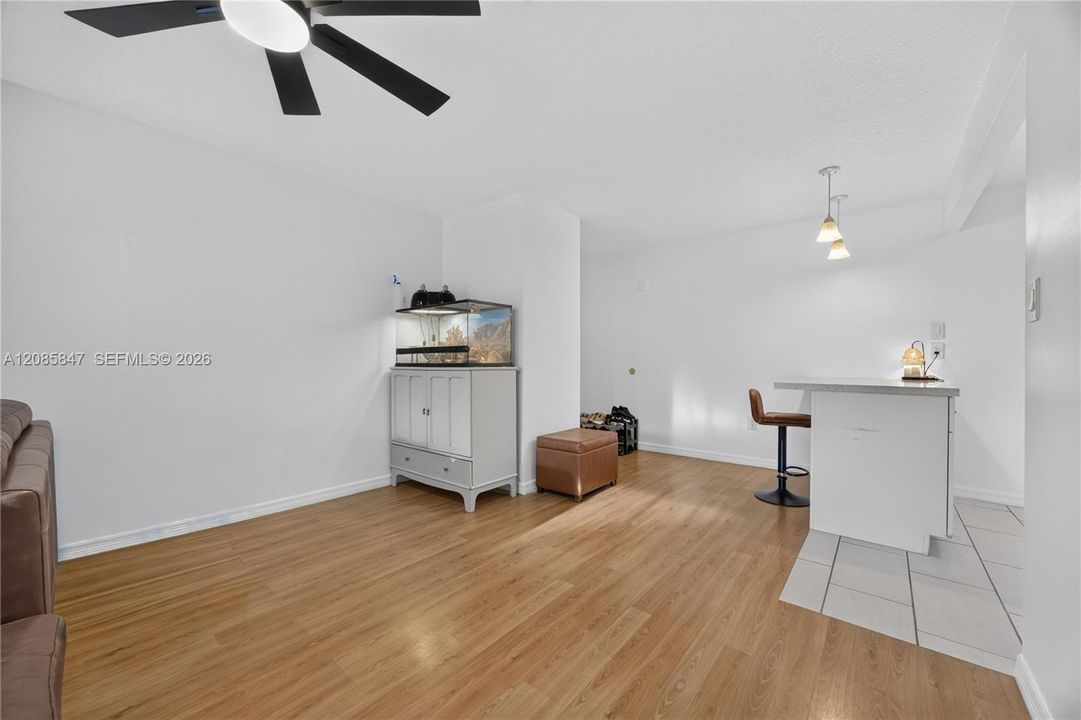 For Sale: $170,000 (1 beds, 1 baths, 670 Square Feet)