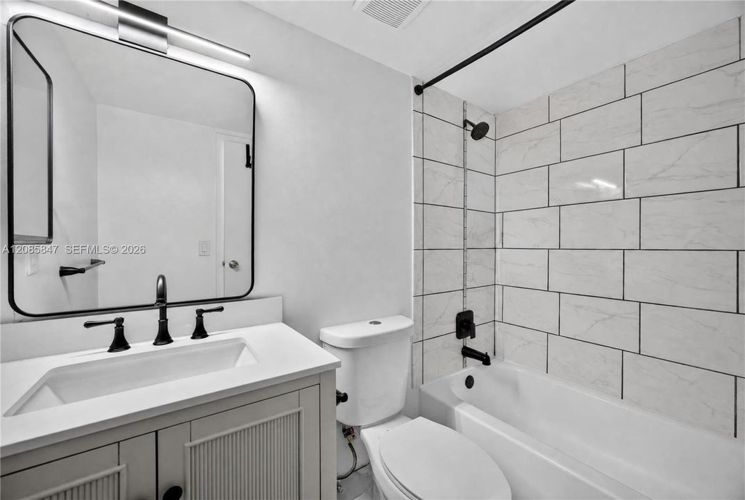 For Sale: $170,000 (1 beds, 1 baths, 670 Square Feet)