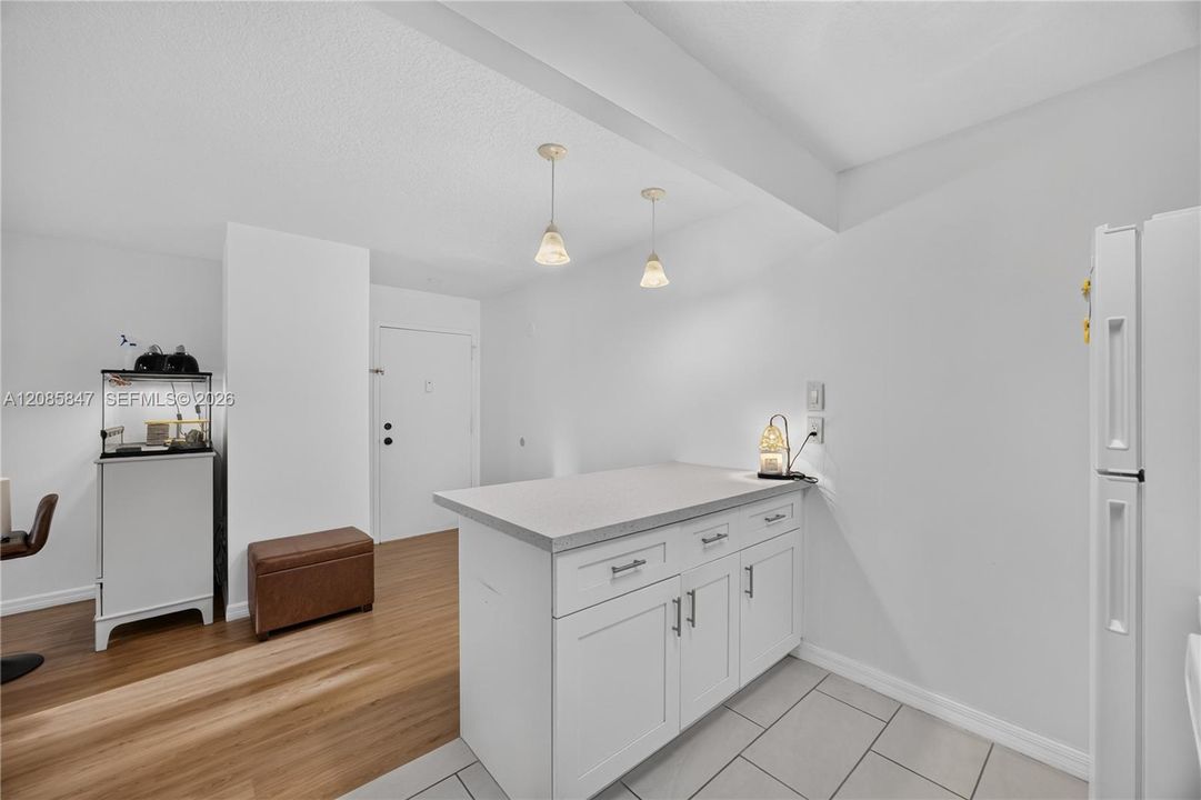For Sale: $170,000 (1 beds, 1 baths, 670 Square Feet)