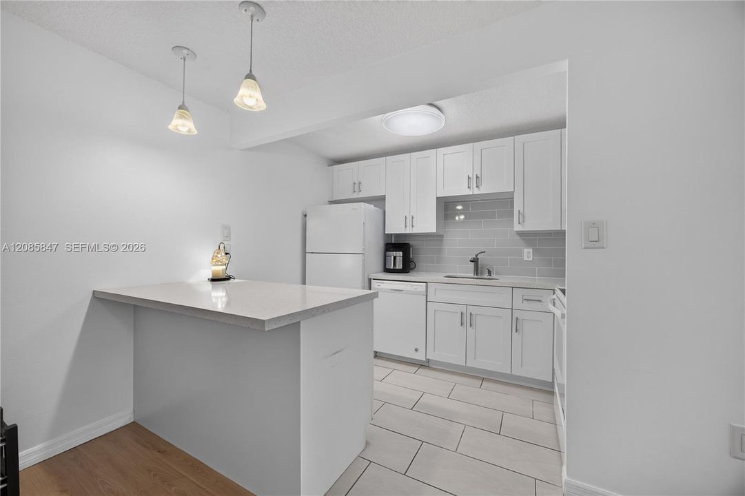 For Sale: $170,000 (1 beds, 1 baths, 670 Square Feet)