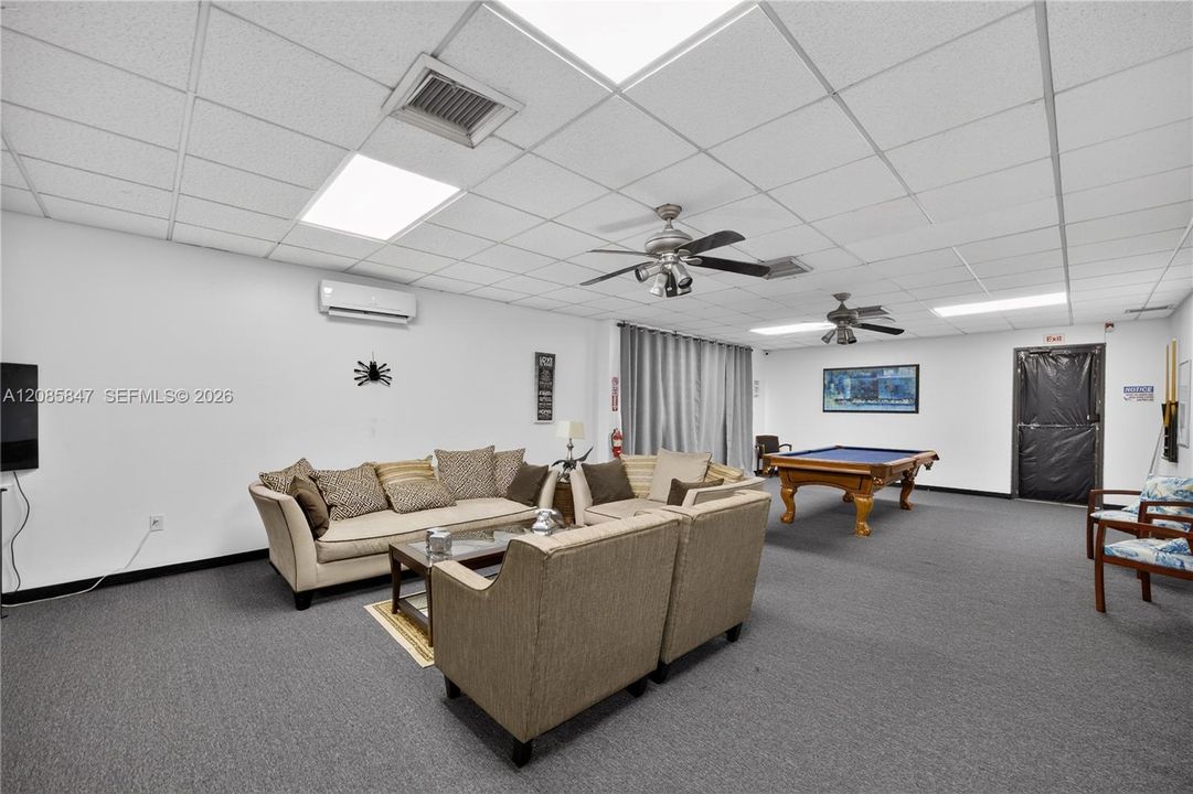 For Sale: $170,000 (1 beds, 1 baths, 670 Square Feet)