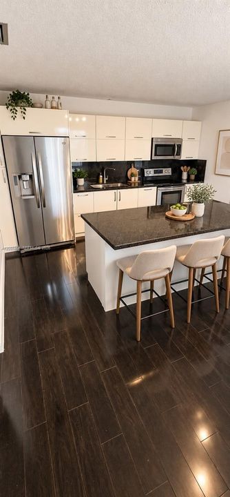 For Rent: $3,100 (3 beds, 2 baths, 1700 Square Feet)