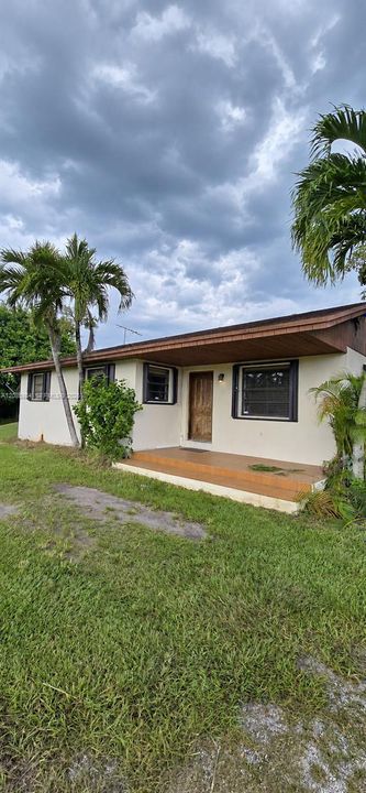 For Rent: $3,100 (3 beds, 2 baths, 1700 Square Feet)