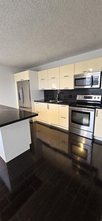 For Rent: $3,100 (3 beds, 2 baths, 1700 Square Feet)