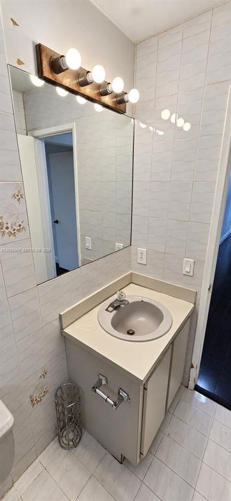 For Rent: $3,100 (3 beds, 2 baths, 1700 Square Feet)
