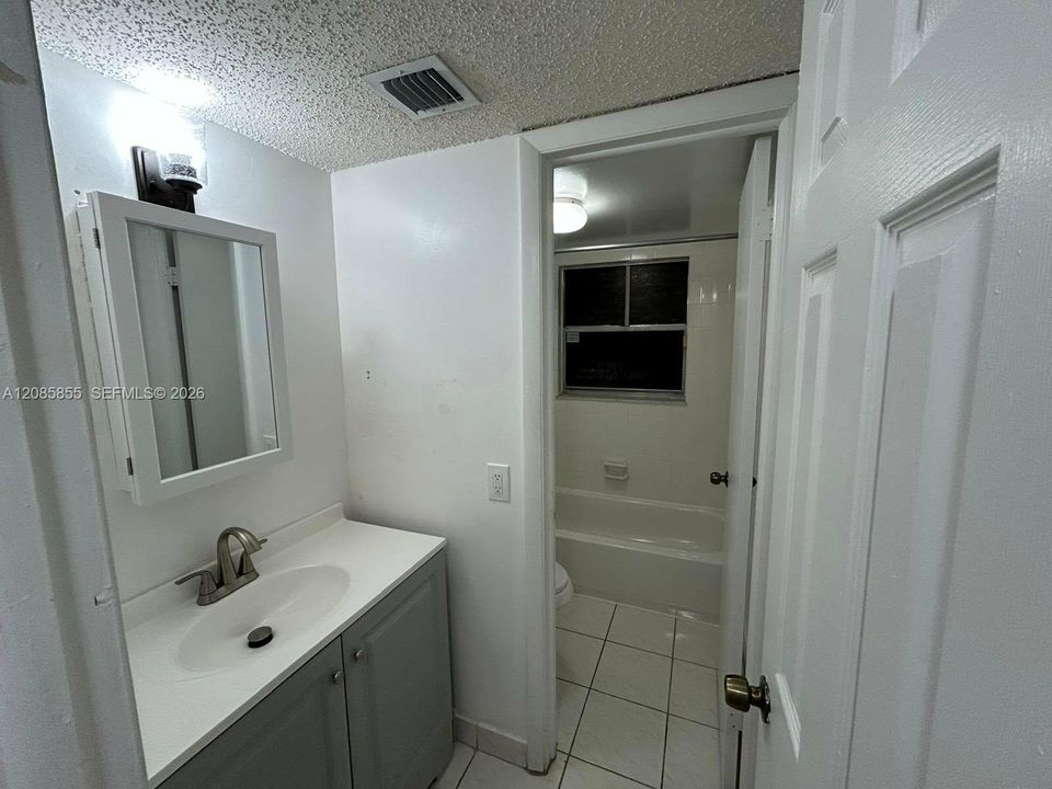 В аренду: $1,900 (2 спален, 2 ванн, 910 Квадратных фут)